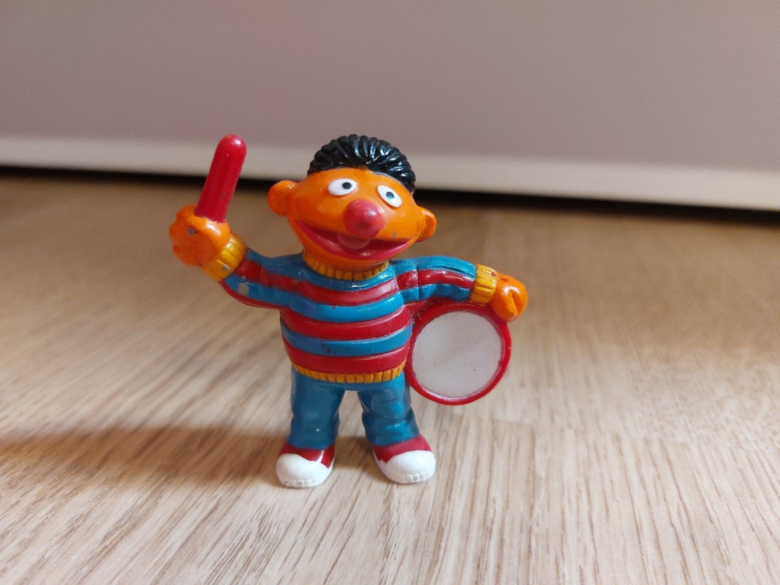 Sesamstraat Ernie poppetje met trommel, Verzamelen, Poppetjes en Figuurtjes, Ophalen of Verzenden