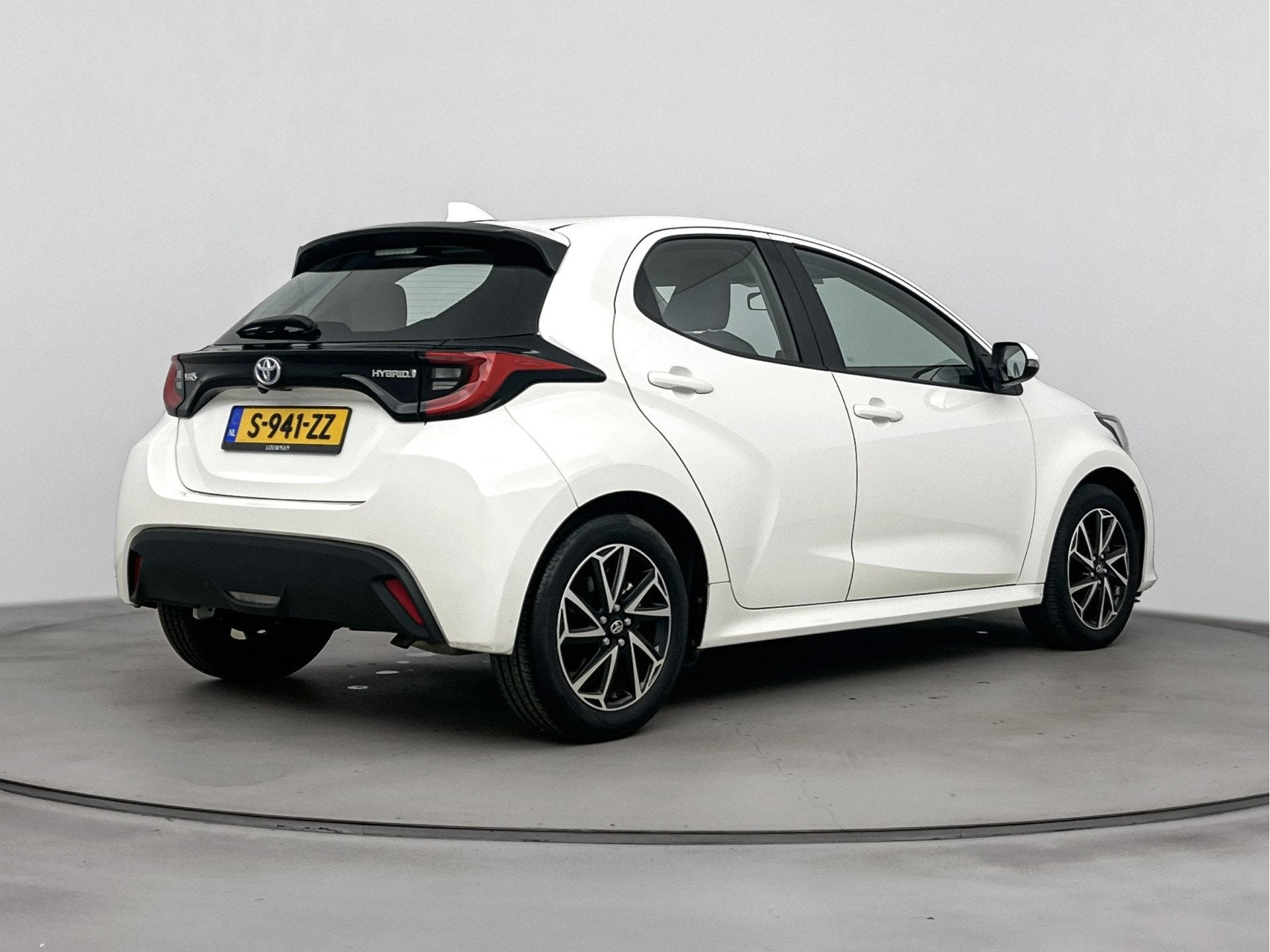 Toyota Yaris 1.5 Hybrid Dynamic Navi | 16'' Lichtmetalen vel, Auto's, 12 maanden, Gebruikt, Bedrijf, Hybride Elektrisch/Benzine