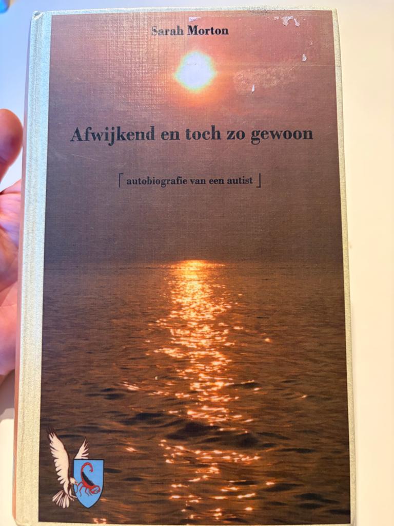 Afwijkend en toch zo gewoon - Autobiografie van een autist, Boeken, Ophalen of Verzenden, Gelezen, Overige