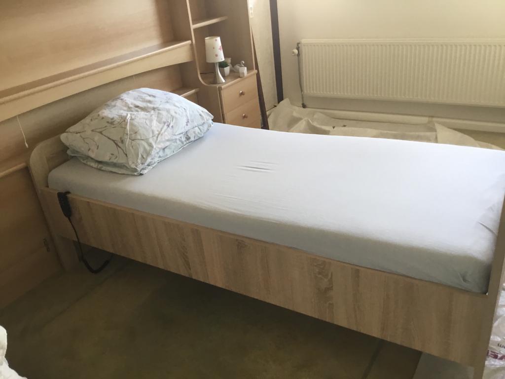 Eenpersoonsbed 90/2.00 2 maanden oud geheel nieuw, Huis en Inrichting, Slaapkamer | Bedden, 90 cm, Eenpersoons, Ophalen of Verzenden
