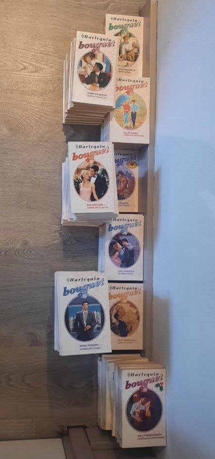 Doos met Bouquet romans van Harlequin, Ophalen of Verzenden, Gelezen, Nederland