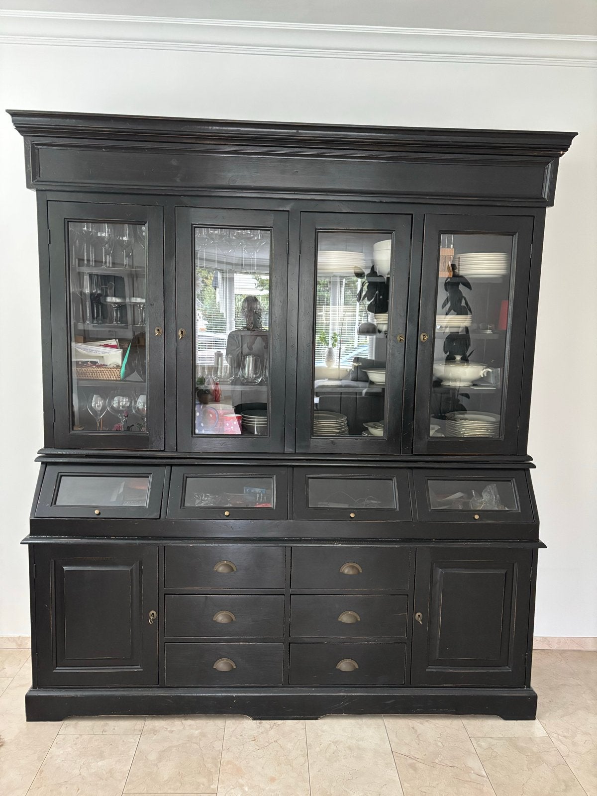 Zwarte vitrinekast / dressoir met glazen deuren, Huis en Inrichting, Ophalen, Gebruikt, 200 cm of meer, Met lade(s)