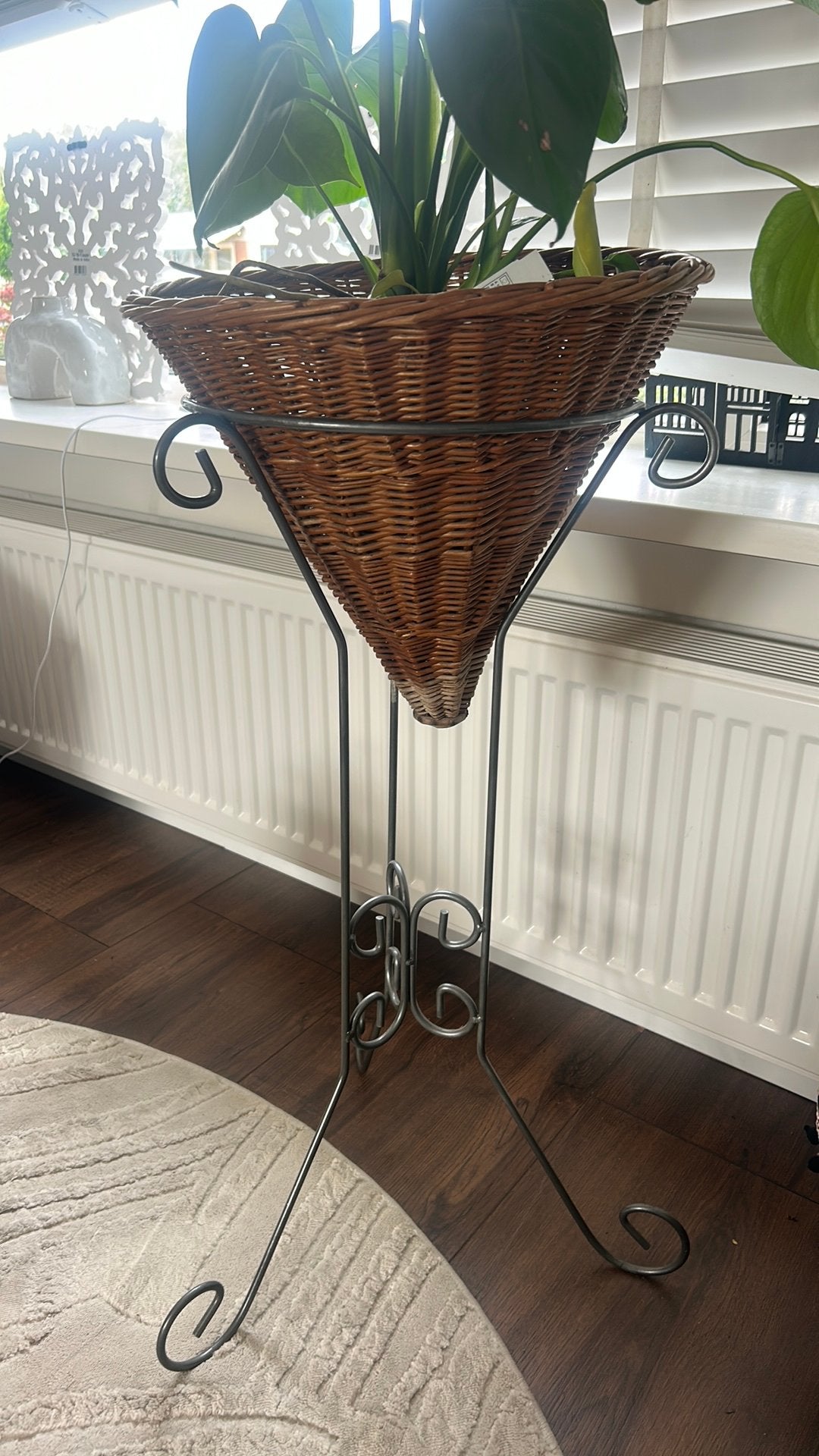 Leuke planten standaard met rieten mand, Ophalen, Zo goed als nieuw, Rond, Riet