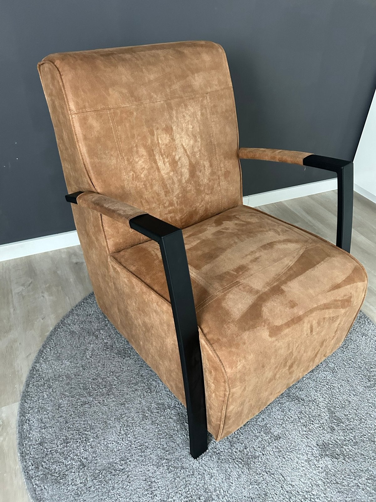 Comfortabele fauteuil in cognac kleur met metalen frame, Huis en Inrichting, Fauteuils, Ophalen, 75 tot 100 cm, Zo goed als nieuw
