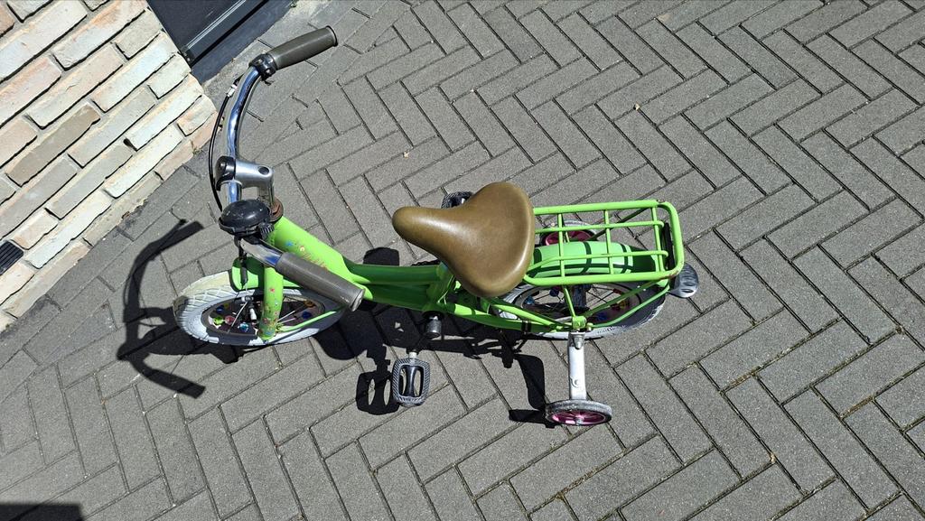 Groene kinderfiets met zijwieltjes - 16 inch achterband lek, Minder dan 10 versnellingen, Minder dan 49 cm, Ophalen of Verzenden