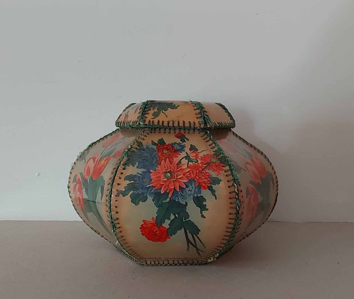 Vintage Retro  dekseldoosje gemaakt van oude ansichtkaarten, Ophalen of Verzenden