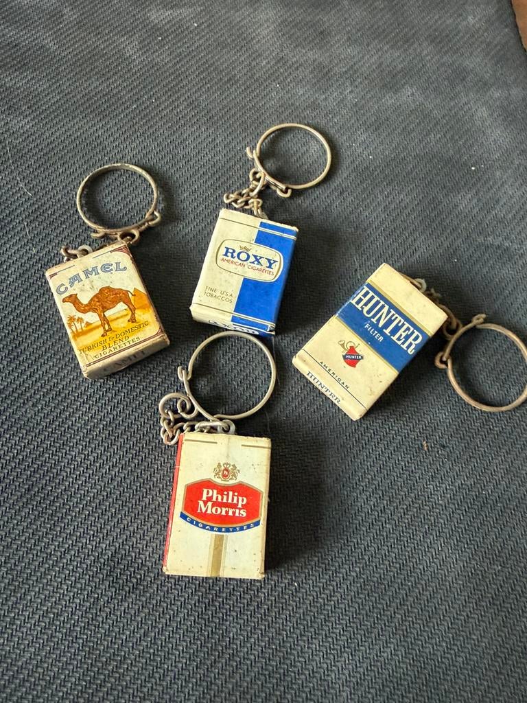 Vintage sigaretten pakje sleutelhangers- prachtige set van 4, Verzenden, Zo goed als nieuw, Merk