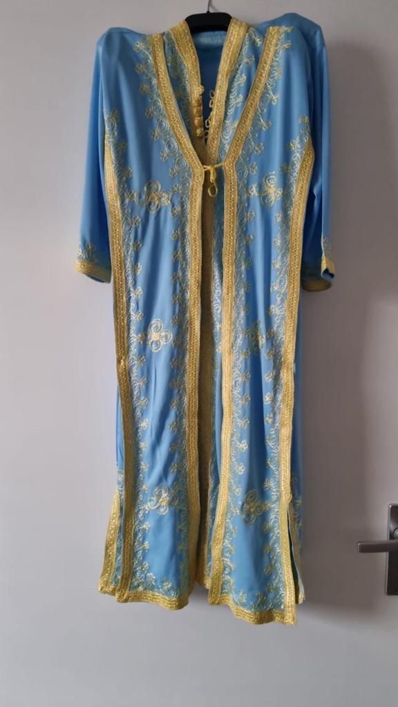 Elegante blauwe kaftan met gouden borduursels, Blauw, Zo goed als nieuw, Onder de knie, Ophalen
