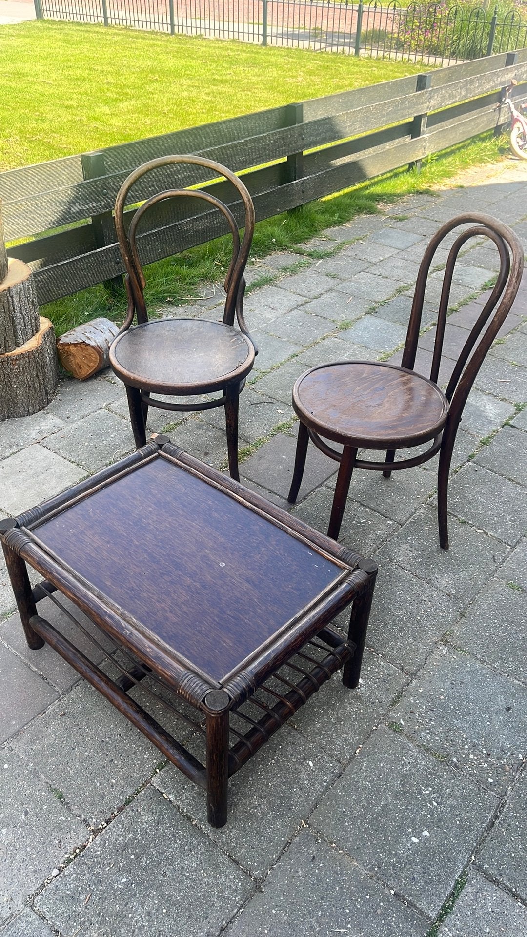 Salon tafel met twee café houten stoelen, Antiek en Kunst, Ophalen