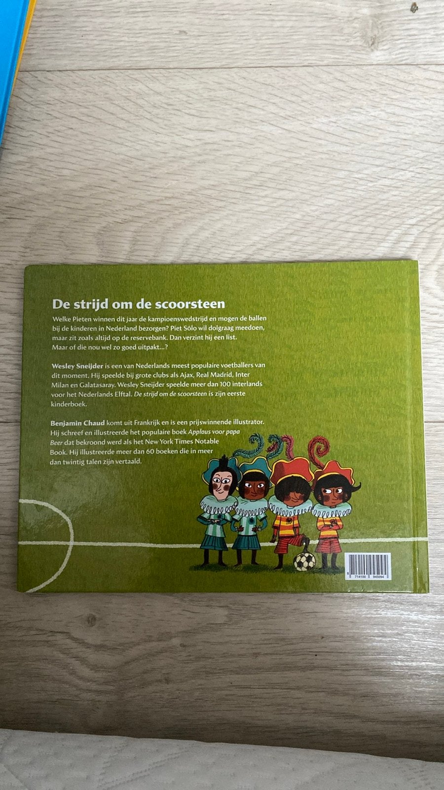 De strijd om de schoorsteen - Wesley Sneijder kinderboek, Ophalen of Verzenden, Zo goed als nieuw, Fictie algemeen
