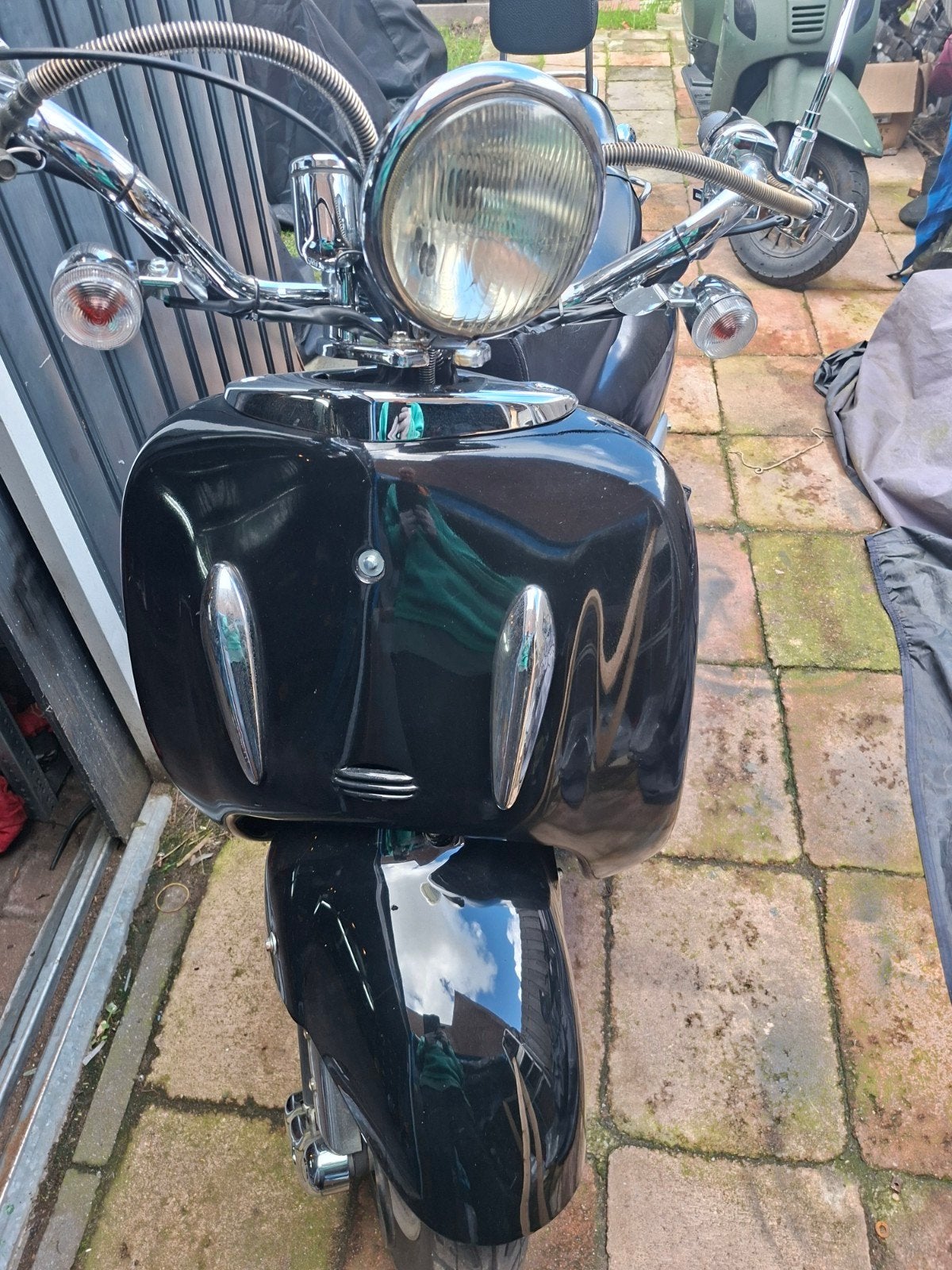 Zwarte Retro scooter met rugsteun en bagagerek, Ophalen, Gebruikt, Benzine, Overige merken