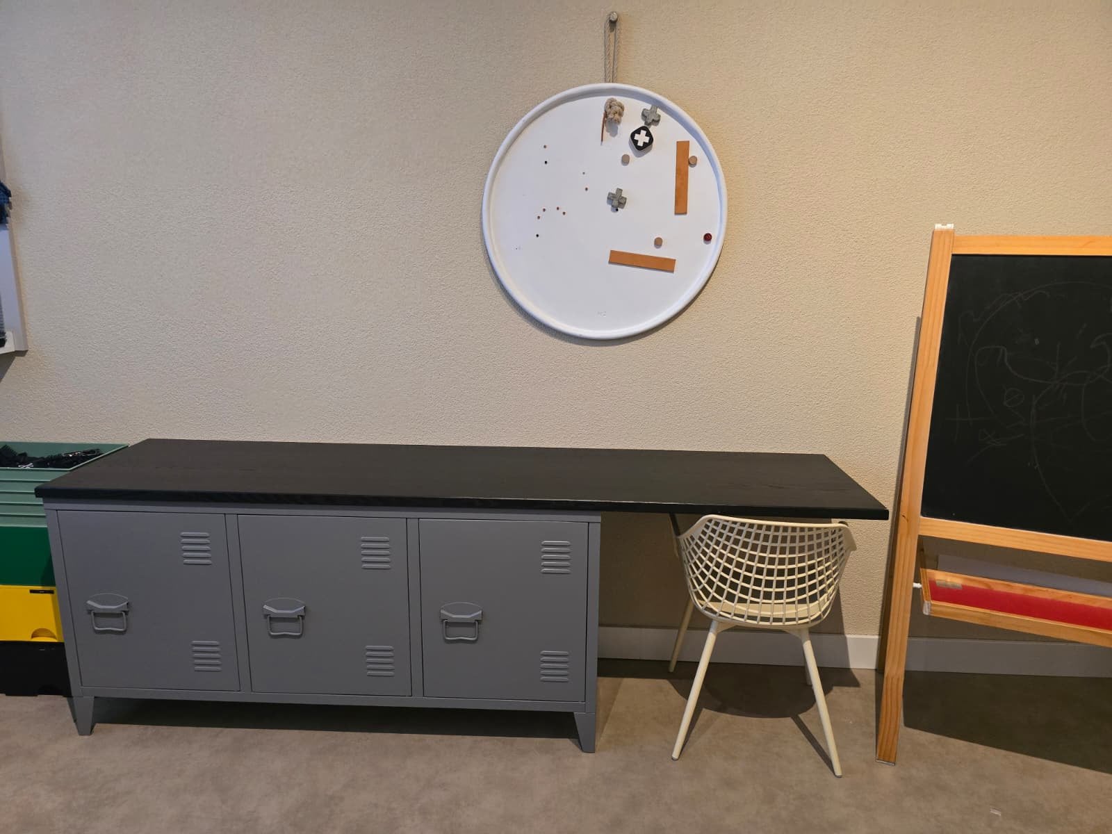 Nette metalen kast / bureau, Ophalen, Zo goed als nieuw, 25 tot 50 cm, 100 tot 150 cm