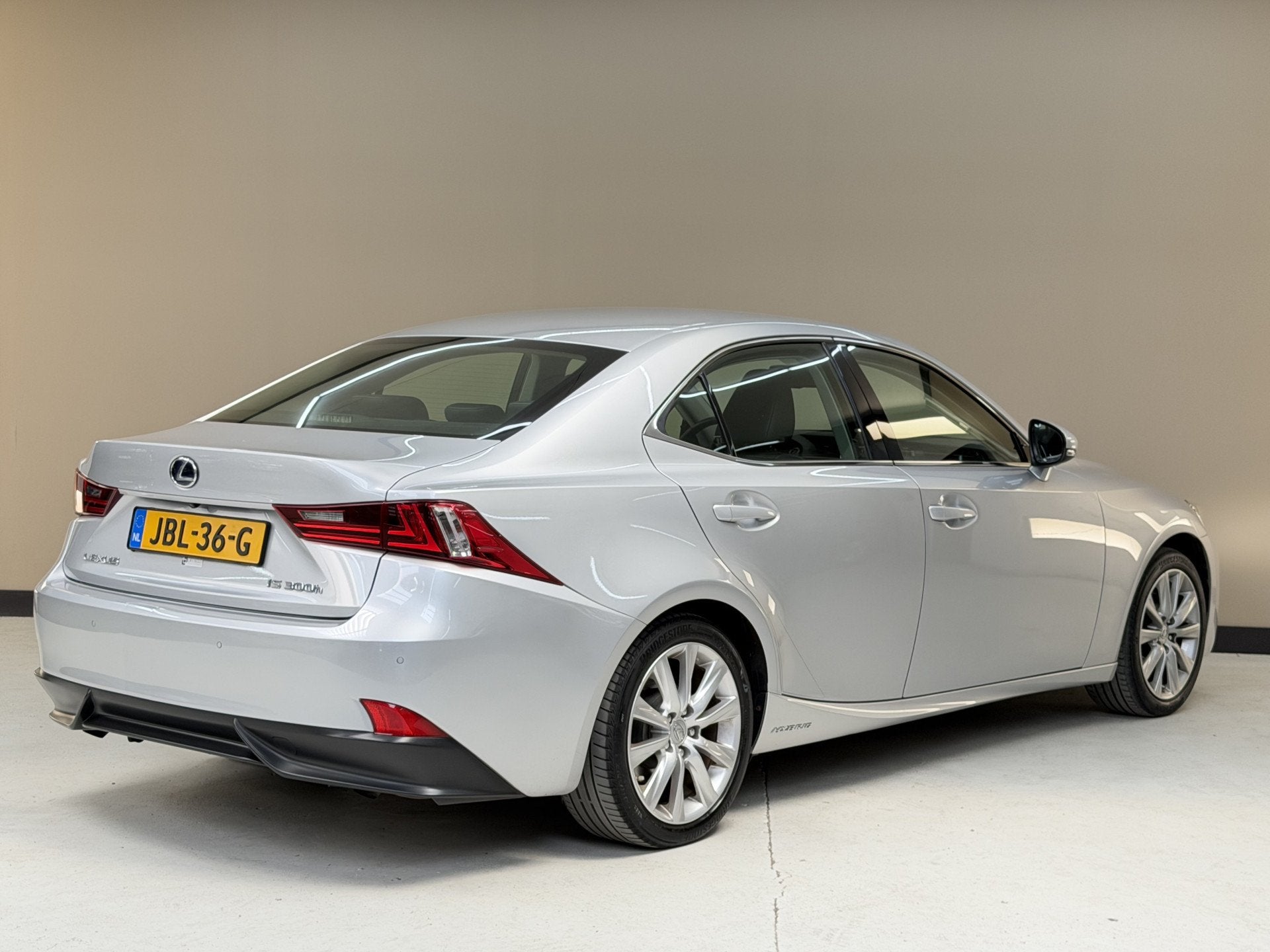 Lexus IS 300h Business Line, 180Pk, 2017, 2de eigenaar, Voll, Auto's, Automaat, Dealer onderhouden, Achterwielaandrijving, Gebruikt