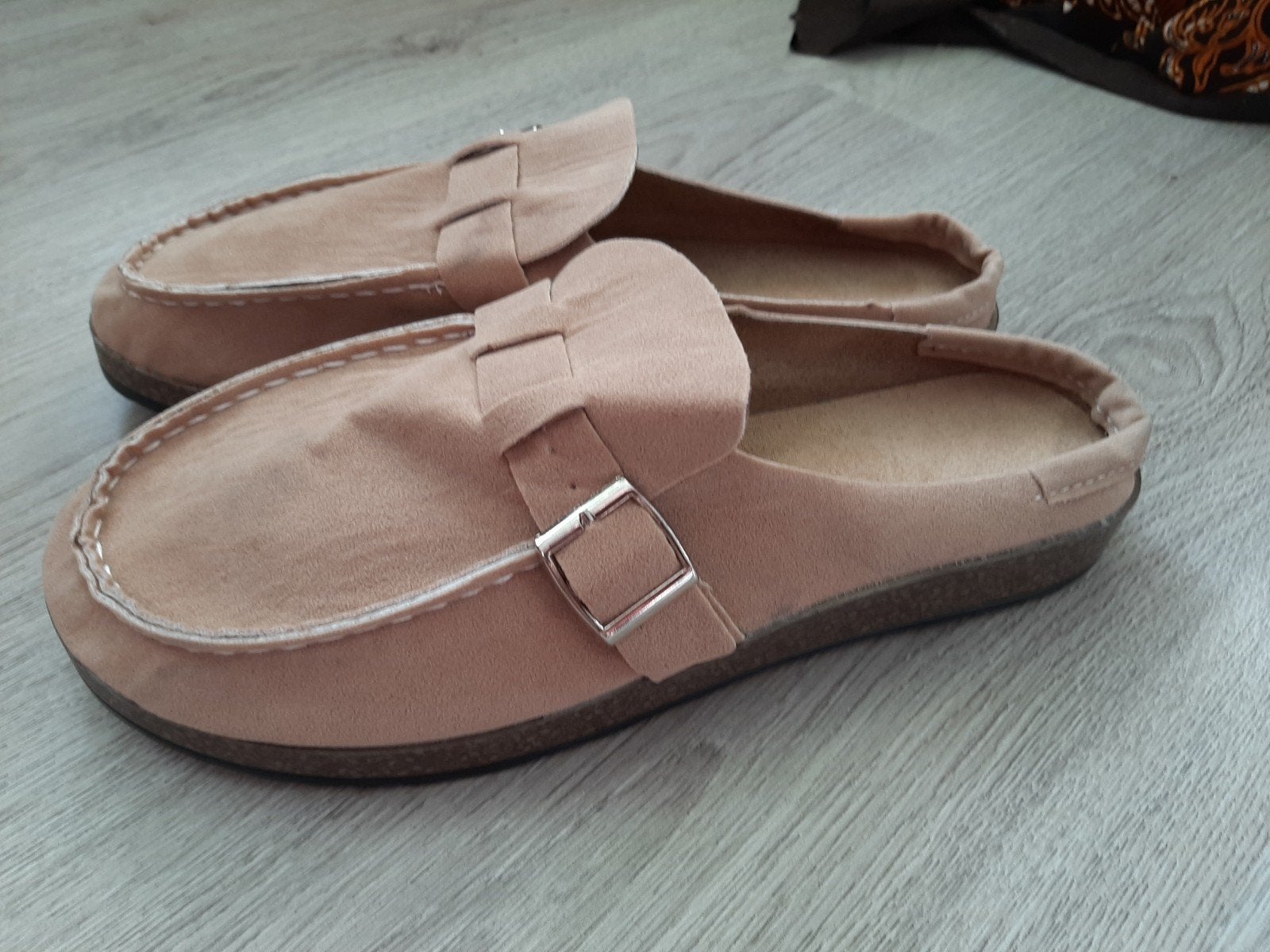 Nieuw!Leuke trendy muiltjes/slippers/beige mt 40, Slippers, Beige, Nieuw, Ophalen of Verzenden