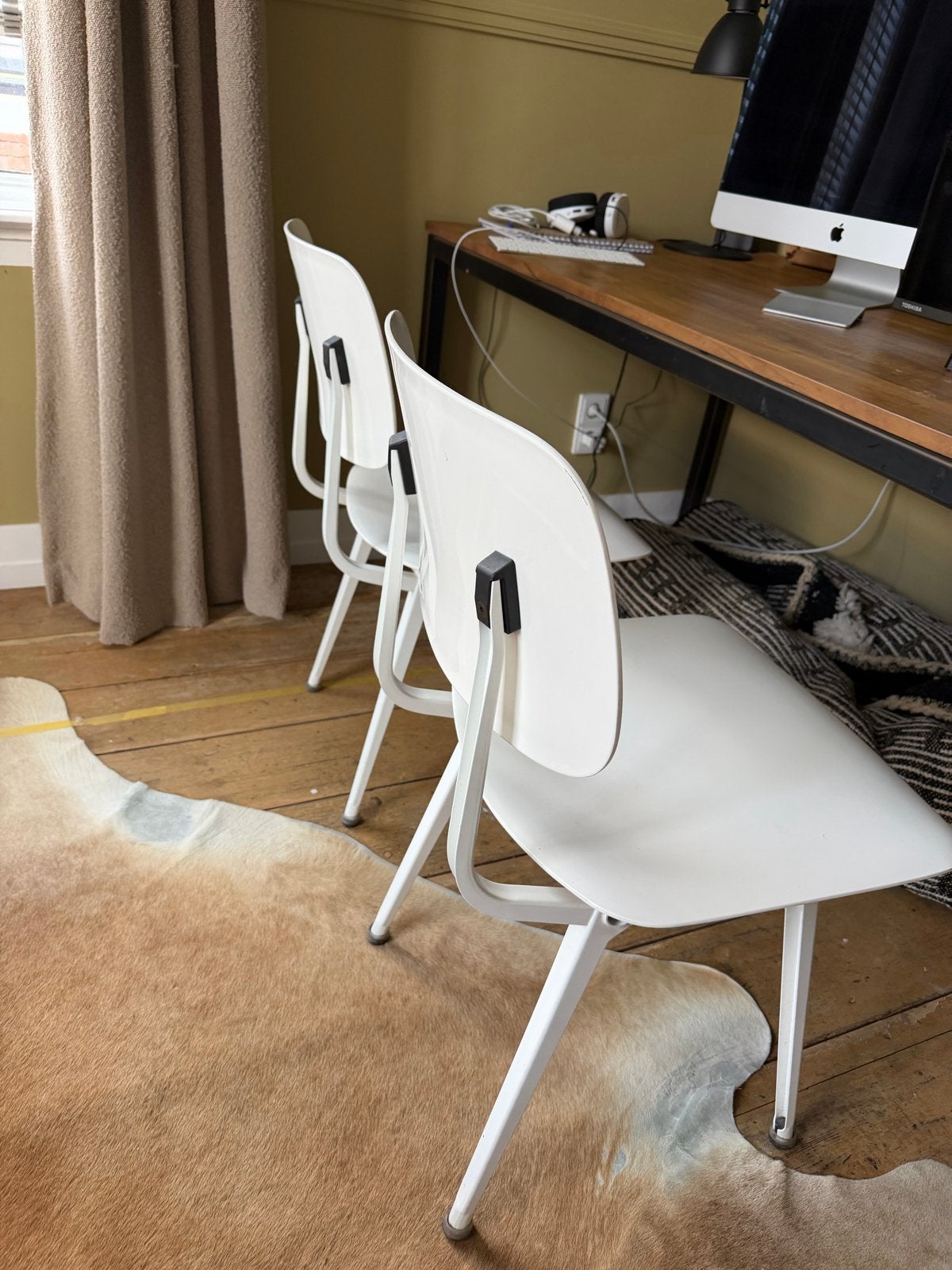 Set van 2 witte Ahrend Revolt stoelen - Zo goed als nieuw, Huis en Inrichting, Ophalen, Kunststof, Twee, Wit