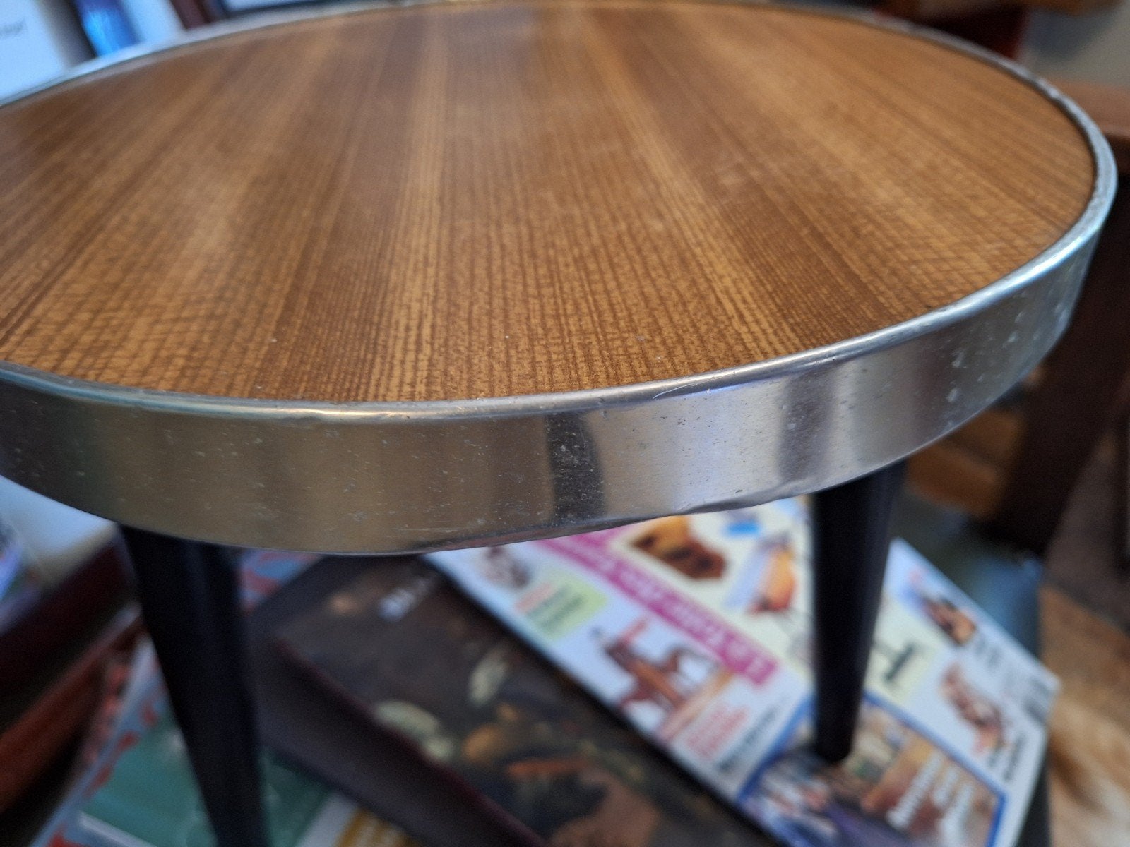 Bloementafeltje plantentafel vintage DDR hout zwarte pootjes, Huis en Inrichting, Minder dan 50 cm, Gebruikt, Minder dan 50 cm