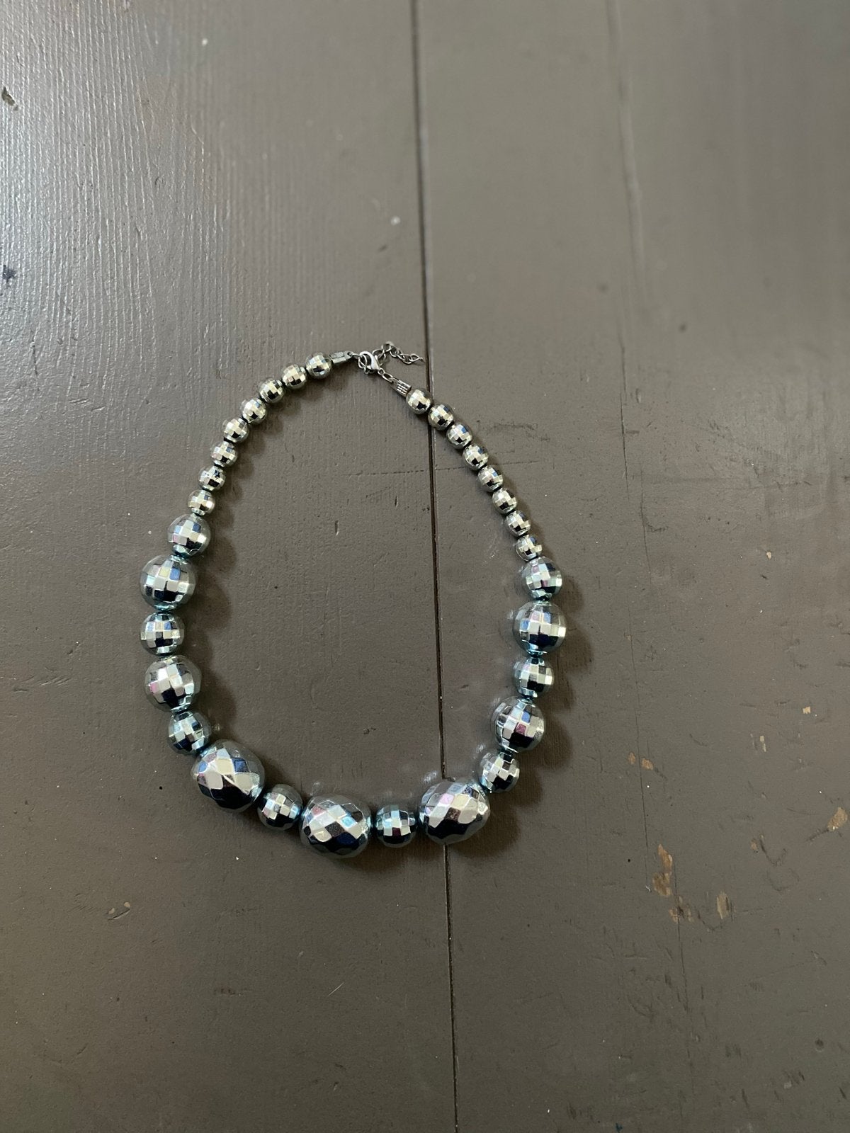 Blauw/Zilverkleurige ketting met discoballen, Ophalen of Verzenden, Gebruikt, Zilver, Overige materialen