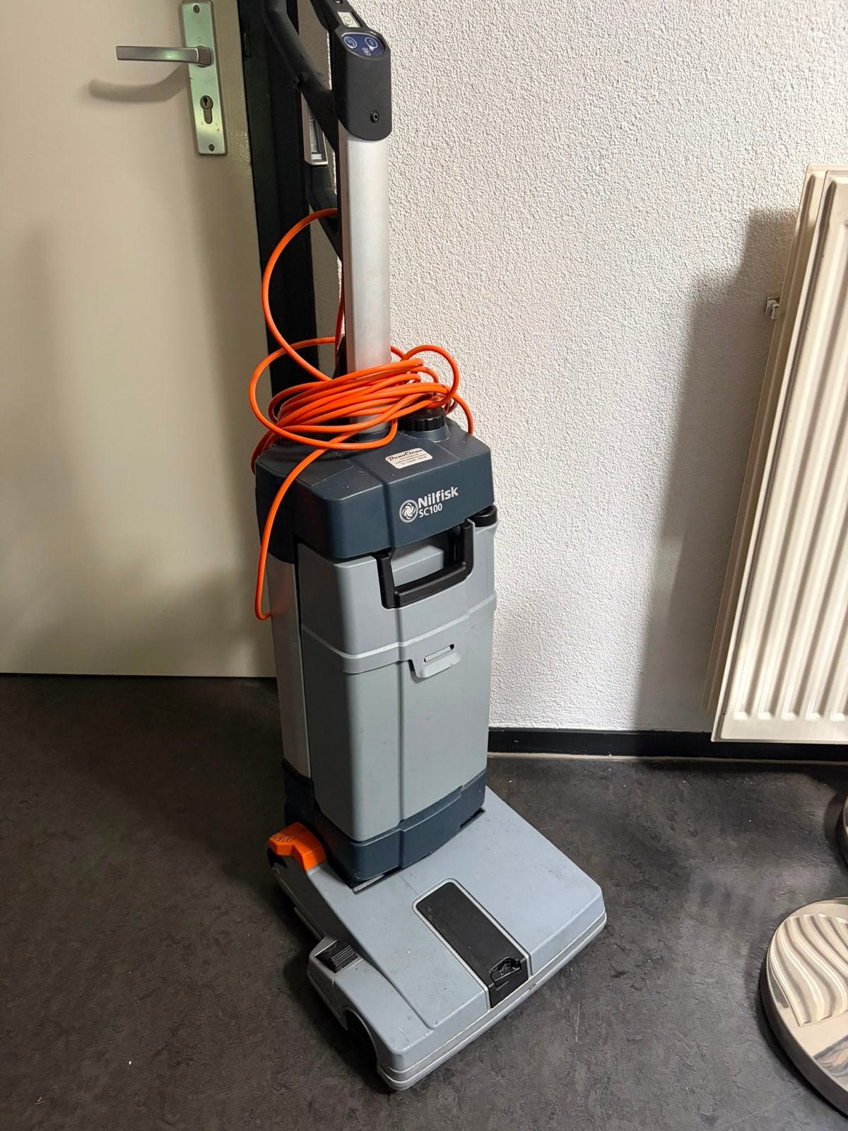 Nilfisk SC100 Vloerreiniger - Compact en Efficiënt, Ophalen, Overige merken, Gebruikt, Vloerreiniger