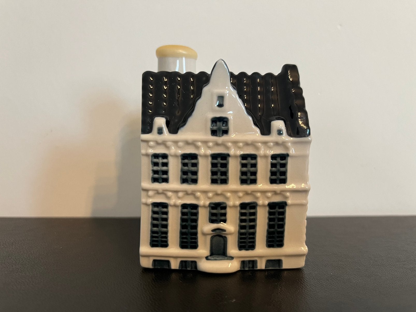 KLM Business Class huisje 105, Verzamelen, KLM Huisjes, Ophalen of Verzenden, Nieuw, 81 t/m 91, Gevuld