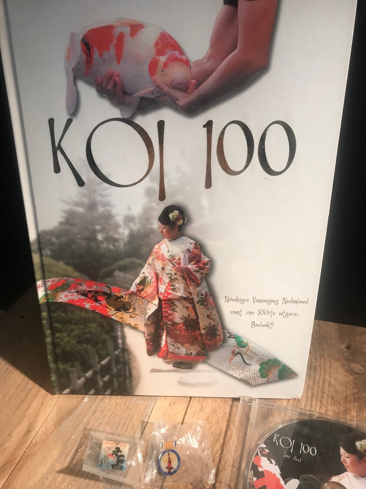 Koi karpers boek 'Koi 100' met DVD en pins, Ophalen of Verzenden, Zo goed als nieuw, Overige onderwerpen