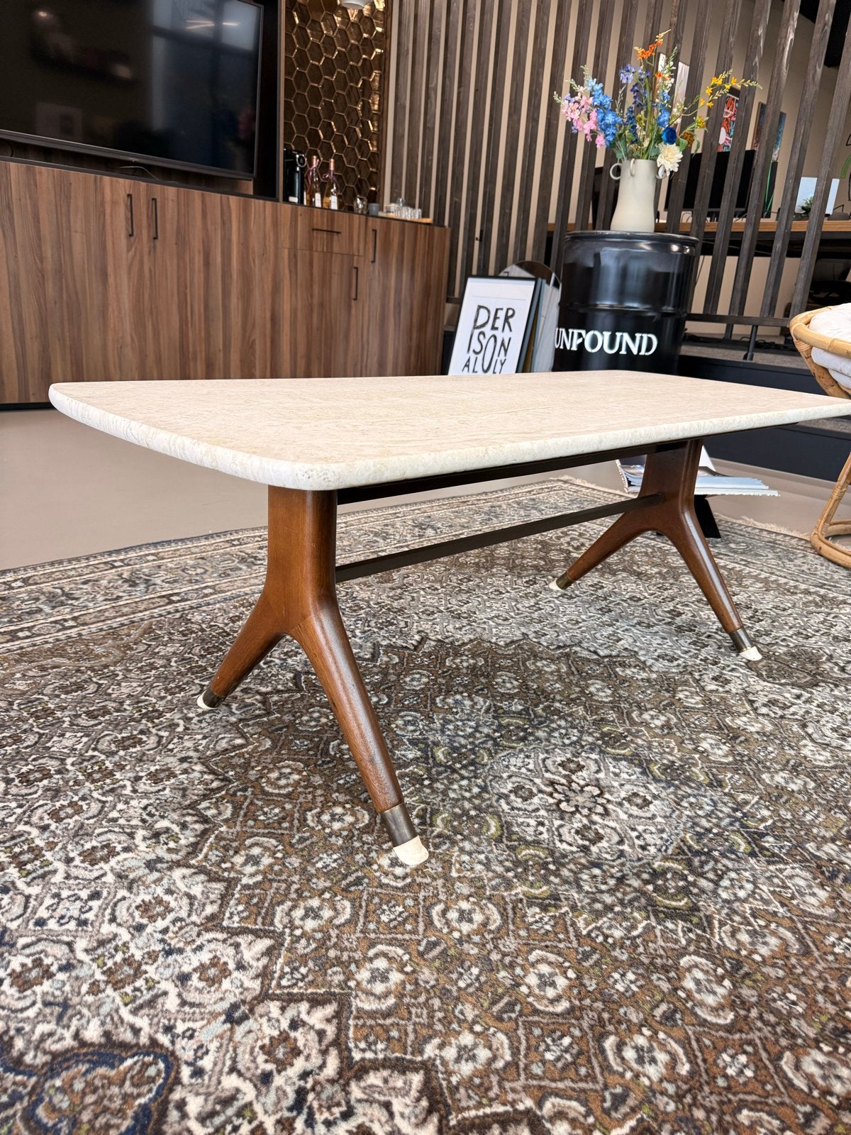 Vintage Salontafel met Travertin Blad en Houten Poten, Gebruikt, 100 tot 150 cm, Overige houtsoorten, 50 tot 100 cm