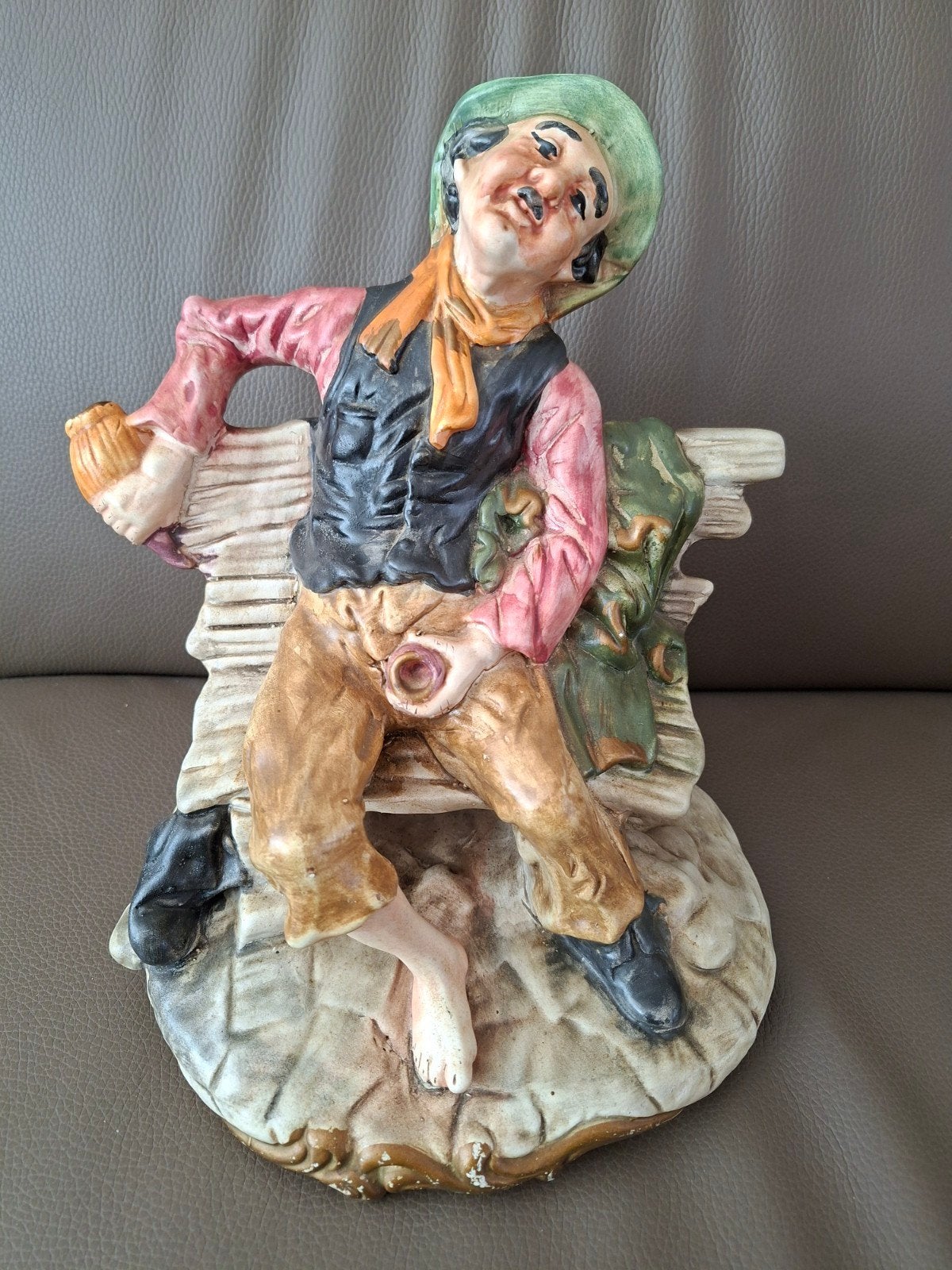 Capodimonte beeldje: Man op bankje, Ophalen of Verzenden