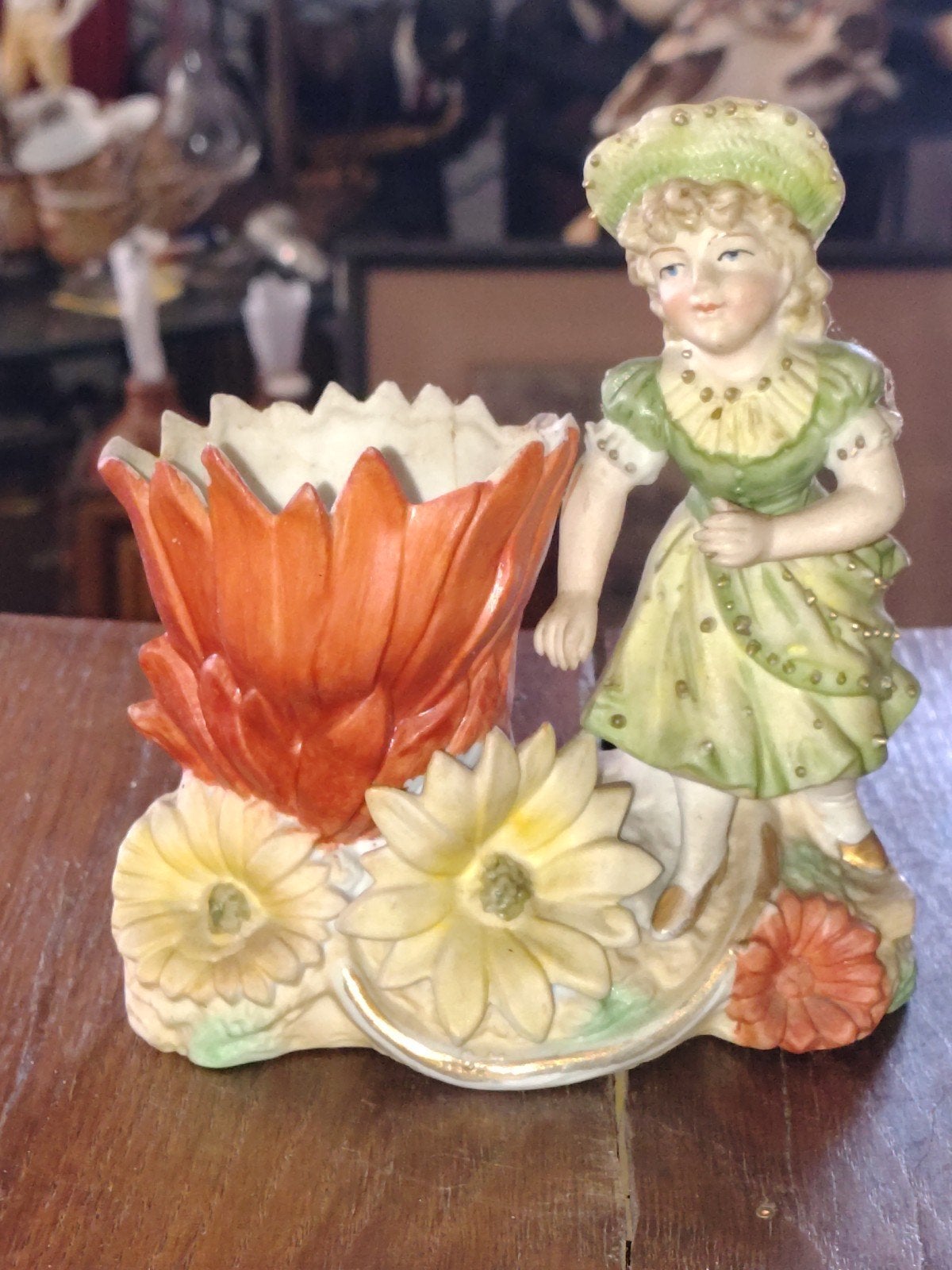 Antiek Duits Biskwie Porseleinen Spill Vase Meisje met Tulp, Ophalen of Verzenden