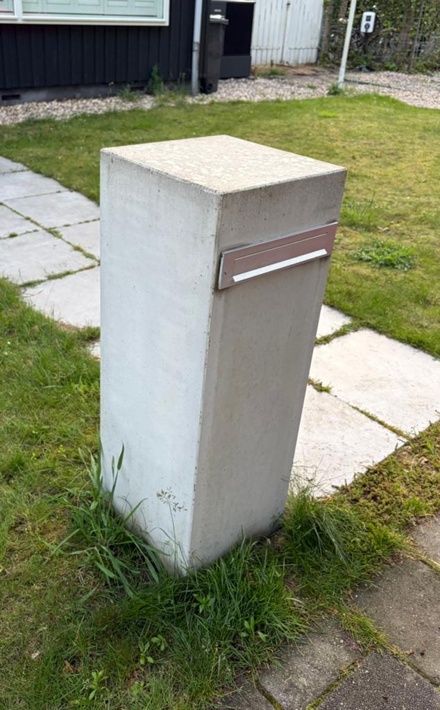Mooie strakke staande brievenbus van beton, Tuin en Terras, Ophalen, Gebruikt, Beton, Staande brievenbus