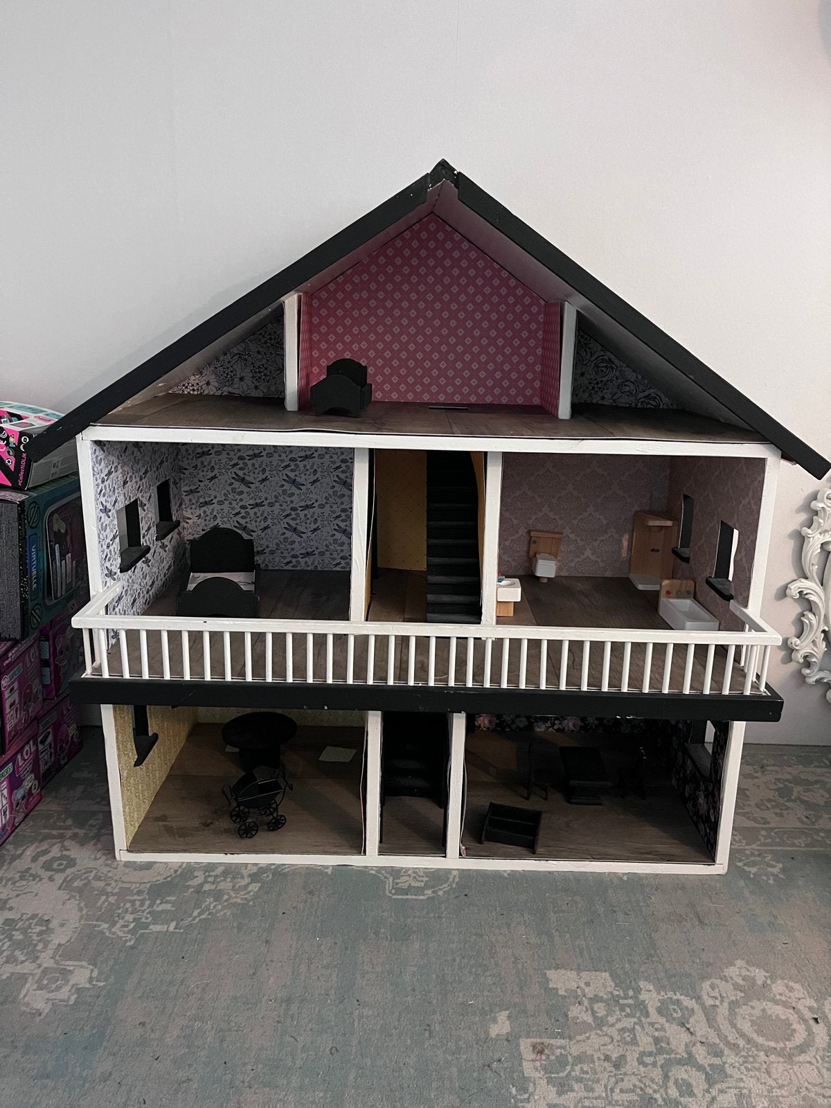Groot en gedetailleerd poppenhuis met meubels, Kinderen en Baby's, Speelgoed | Poppenhuizen, Ophalen, Gebruikt, Poppenhuis