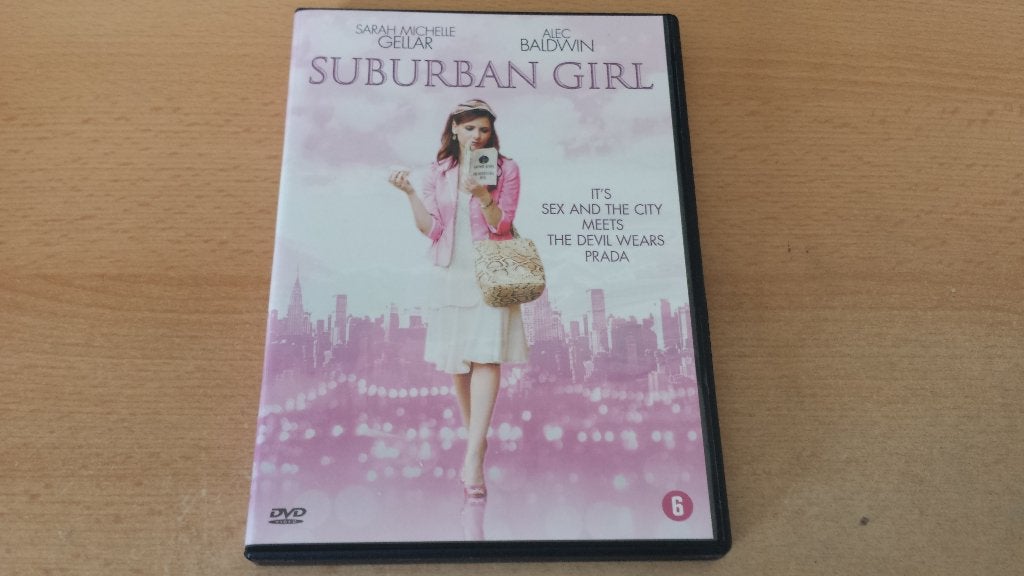 Suburban Girl - Sarah Michelle Gellar en Alec Baldwin, Vanaf 6 jaar, Ophalen of Verzenden, Zo goed als nieuw