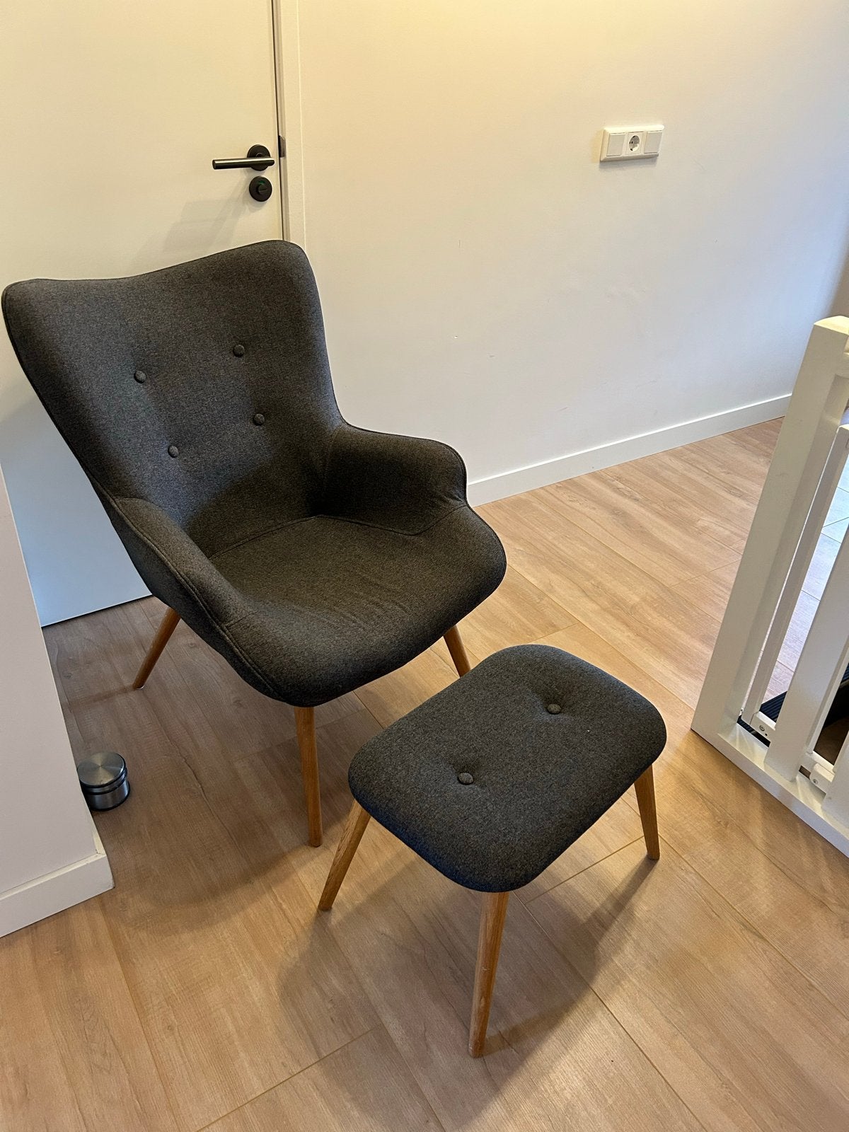 Comfortabele grijze fauteuil met voetenbankje, Huis en Inrichting, Ophalen, 75 tot 100 cm, Zo goed als nieuw, 50 tot 75 cm