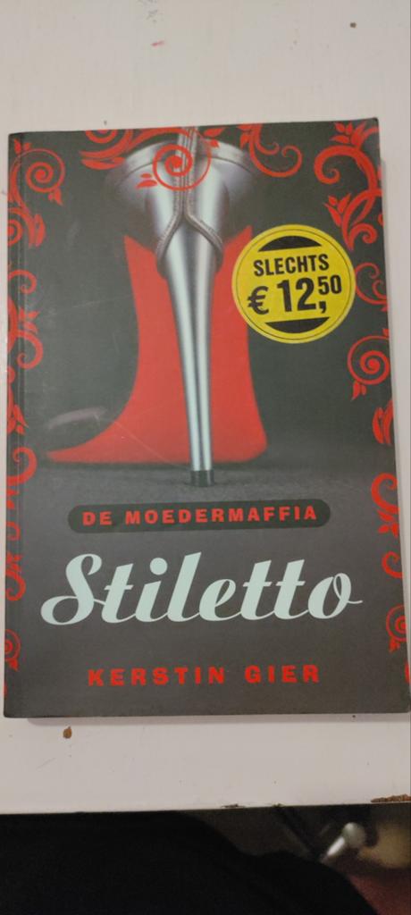 Stiletto - De Moedermaffia door Kerstin Gier, Boeken, Romans, Gelezen, Europa overig, Ophalen of Verzenden