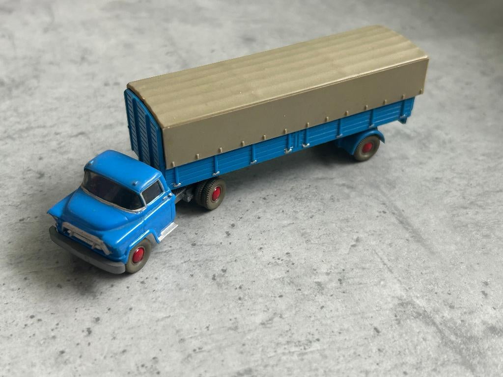 Wiking 1:87 Chevrolet met 1as oplegger, Hobby en Vrije tijd, Modelauto's | 1:87, Ophalen of Verzenden, Zo goed als nieuw, Bus of Vrachtwagen
