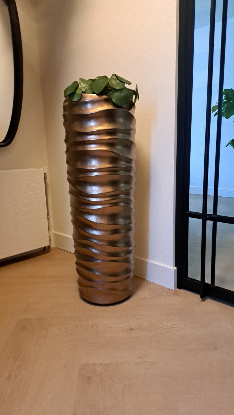 Goudkleurige bloempot 1 mtr hoog met golvend design, Ophalen, Zo goed als nieuw, Met patroon/structuur, Metaal