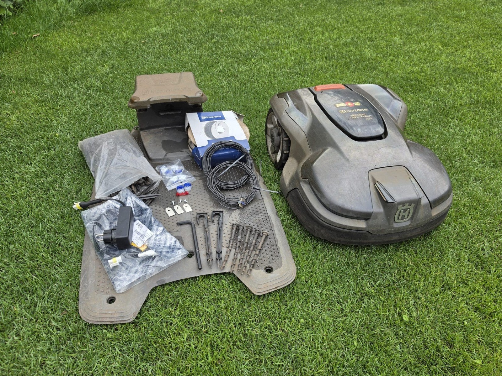 Husqvarna Automower 405x robotmaaier met nieuwe garage, Ophalen, Cirkelmaaier, Gebruikt, Accu-grasmaaier