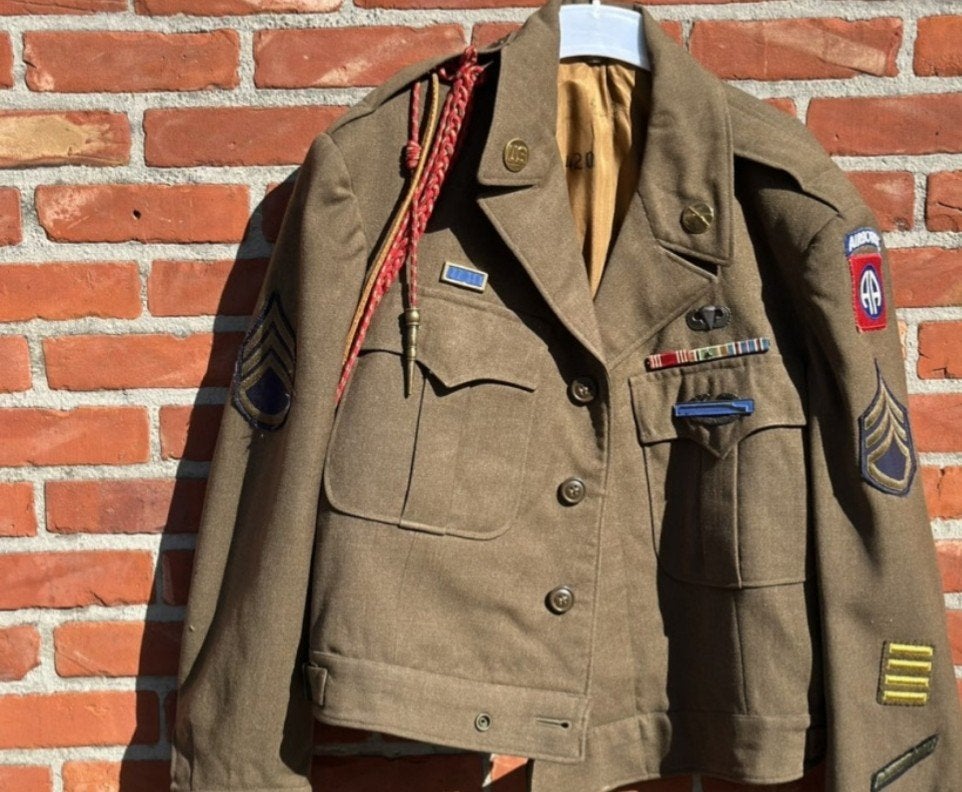 Original 82 airborne ike jacket, Verzamelen, Ophalen of Verzenden, Landmacht, Amerika, Embleem of Badge