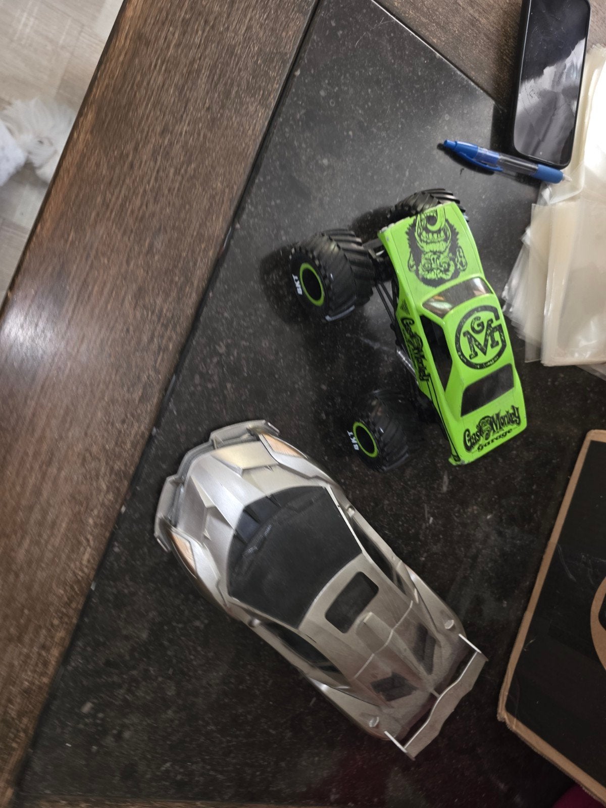 Set van 2 speelgoedauto's: Monster Truck & Sportwagen, Kinderen en Baby's, Speelgoed | Speelgoedvoertuigen, Ophalen of Verzenden