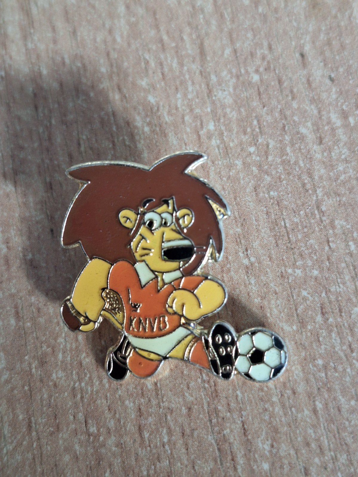 KNVB Loeki de Leeuw pin, 1993 (#1), Ophalen of Verzenden, Zo goed als nieuw, Overige binnenlandse clubs, Overige typen
