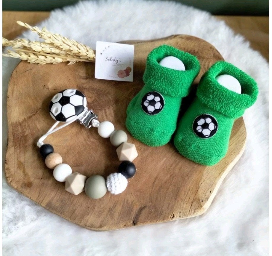 Nieuw Cadeausetje • Speenkoord en sokjes voetbal, Kraamcadeau, Salutys kinder- en kraamcadeaus, Nieuw, Ophalen of Verzenden