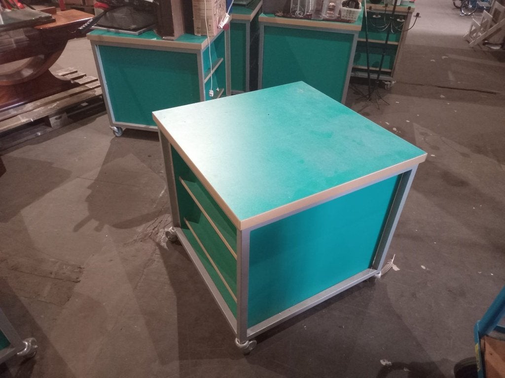 8 verrijdbare presentatietafels boekhandel, Ophalen, Gebruikt, 100 tot 150 cm, 75 cm of meer