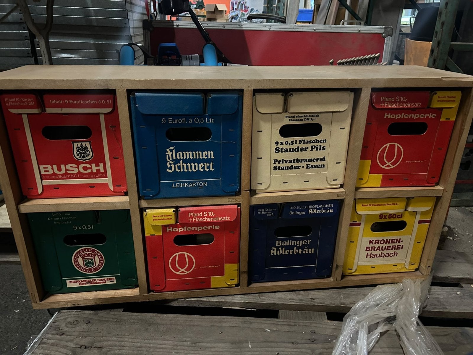 Unieke houten kast met vintage bierkratten, Ophalen