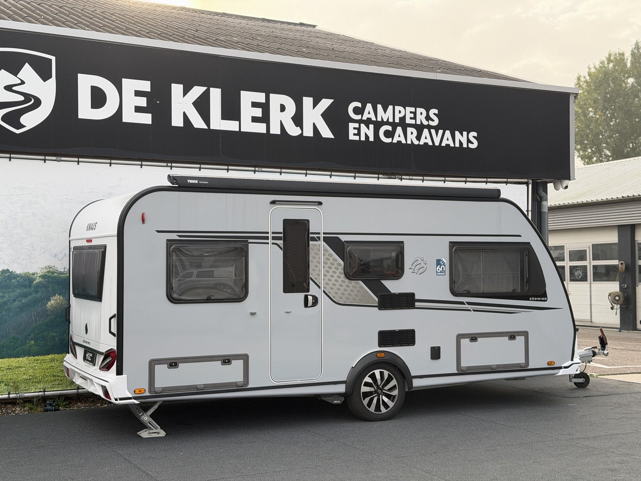 Knaus SUDWIND 500 EU 60 Years (bj 2023), Caravans en Kamperen, 7 tot 8 meter, Bedrijf, Info@deklerkcaravans.nl, Watertank vast