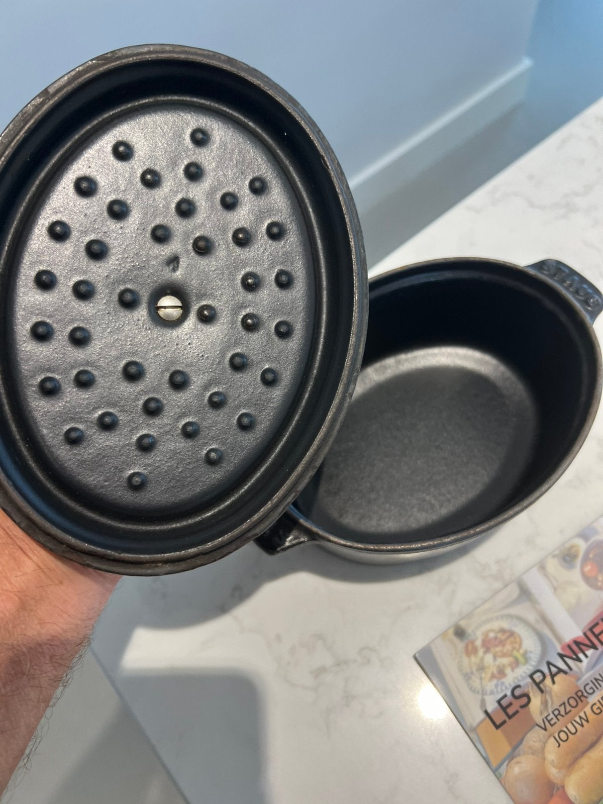 Staub la Cocotte 17 cm ovaal mat zwart, Huis en Inrichting, Gebruikt, Met handvatten, Ophalen of Verzenden, Staub
