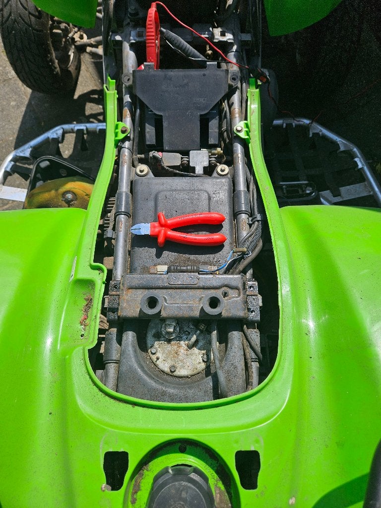 Kawasaki KFX700, Motoren, 700 cc, 2 cilinders, Meer dan 35 kW