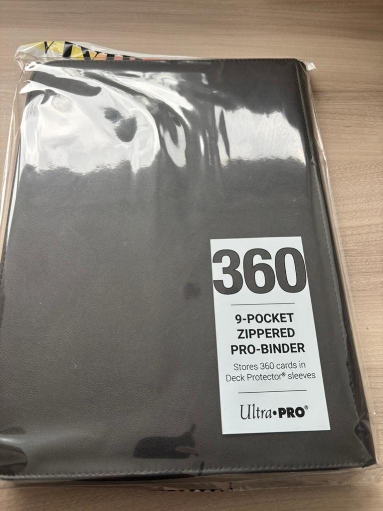 Ultra Pro Vivid 9 Pocket Zippered Pro Binder - Black / zwart, Ophalen of Verzenden, Zo goed als nieuw