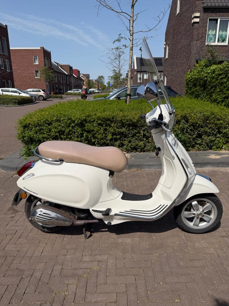 Vespa Primavera met weinig km, Fietsen en Brommers, Scooters | Vespa, Gebruikt, Overige modellen, Maximaal 45 km/u, Ophalen of Verzenden