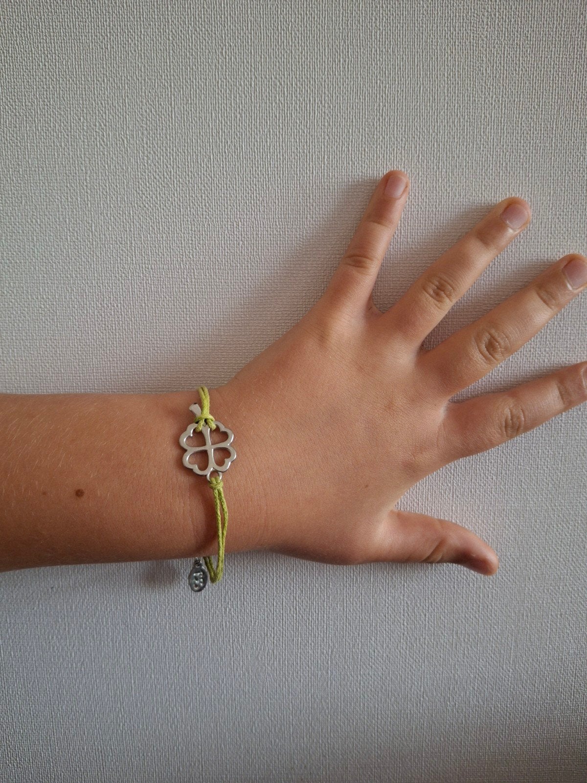 Armband met klavertje vier bedel geluksarmband, Overige materialen, Gebruikt, Ophalen of Verzenden, Met bedels of kralen
