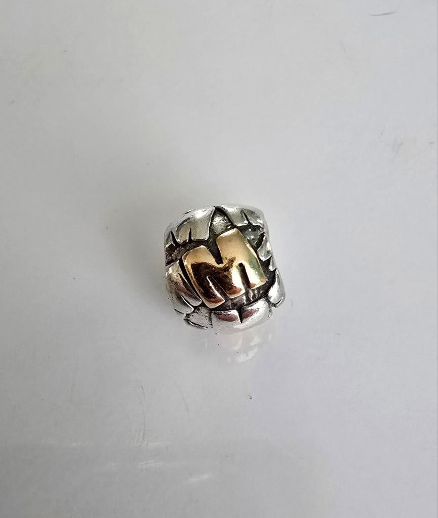 Schitterende zilveren Pandora bedel met 14k goud - Letter M, Sieraden, Tassen en Uiterlijk, Bedels, Ophalen of Verzenden, Zo goed als nieuw