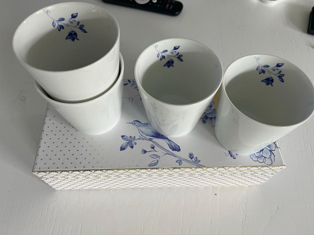 Set van 4 porseleinen bekers met Delfts blauw decor, Ophalen of Verzenden, Zo goed als nieuw, Overige stijlen, Kop(pen) en/of Schotel(s)