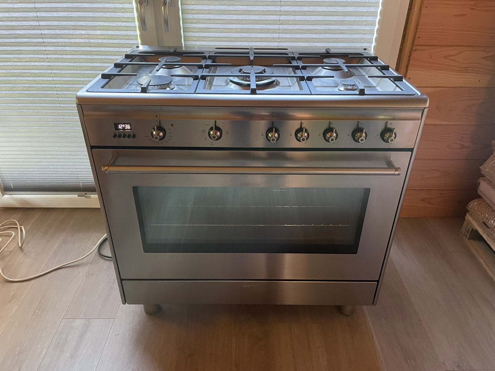 Smeg 5 pits gasfornuis wokbrander heteluchtoven 90 cm rvs, Witgoed en Apparatuur, Fornuizen, Ophalen, 60 cm of meer, Zo goed als nieuw